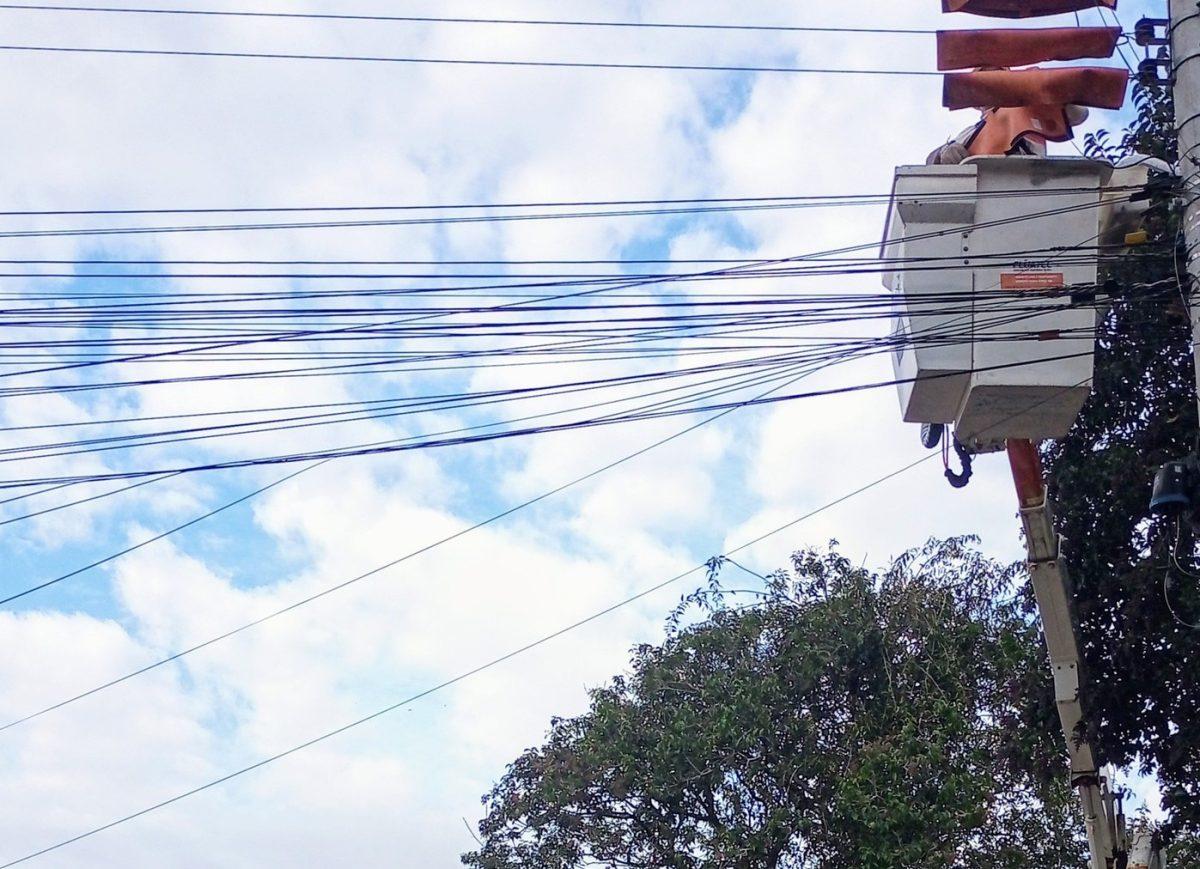 O que fazer se um fio de alta tensão cair sobre o seu carro?