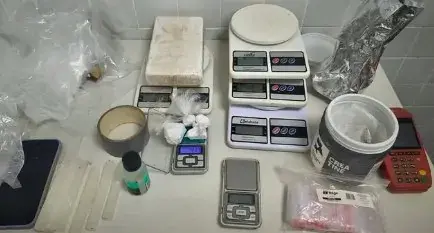 Dupla é presa com 1 kg de cocaína, prensa e balanças em operação no bairro SIM