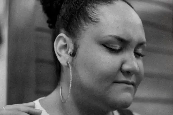 Cantora gospel morre após ser arremessada de brinquedo em parque; acidente deixa feridos